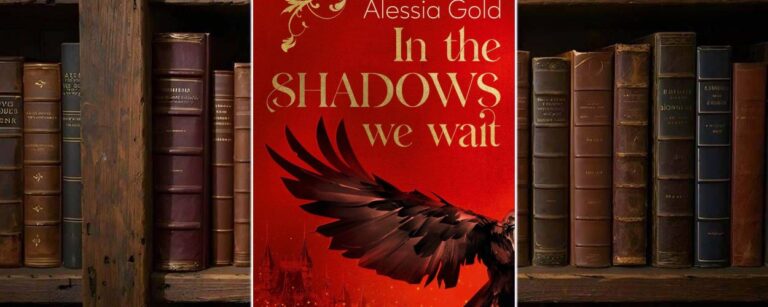 Cover von In the Shadows we wait von Alessia Gold: roter Hintergrund mit goldener Schrift, schwarzer Flügel eines Raben oder Vampirs breitet sich nach rechts aus, unten eine angedeutete Schloss-Silhouette im Funkenregen; markanter „SPIEGEL-Bestseller“-Sticker oben links.