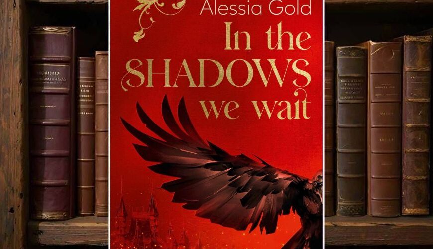 Cover von In the Shadows we wait von Alessia Gold: roter Hintergrund mit goldener Schrift, schwarzer Flügel eines Raben oder Vampirs breitet sich nach rechts aus, unten eine angedeutete Schloss-Silhouette im Funkenregen; markanter „SPIEGEL-Bestseller“-Sticker oben links.