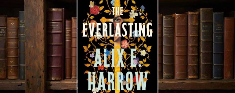 Buchcover von The Everlasting: vor schwarzem Hintergrund erhebt sich ein goldenes Kreuz, umrankt von filigranen Blumen in Rot, Blau und Weiß. In der Mitte ein menschliches Auge, halb verborgen hinter dem Kreuzbalken. Schriftzug „The Everlasting – Alix E. Harrow“. Symbolisches Design über Glaube, Erinnerung und Wiederkehr.
