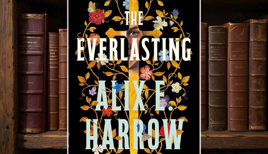 Buchcover von The Everlasting: vor schwarzem Hintergrund erhebt sich ein goldenes Kreuz, umrankt von filigranen Blumen in Rot, Blau und Weiß. In der Mitte ein menschliches Auge, halb verborgen hinter dem Kreuzbalken. Schriftzug „The Everlasting – Alix E. Harrow“. Symbolisches Design über Glaube, Erinnerung und Wiederkehr.