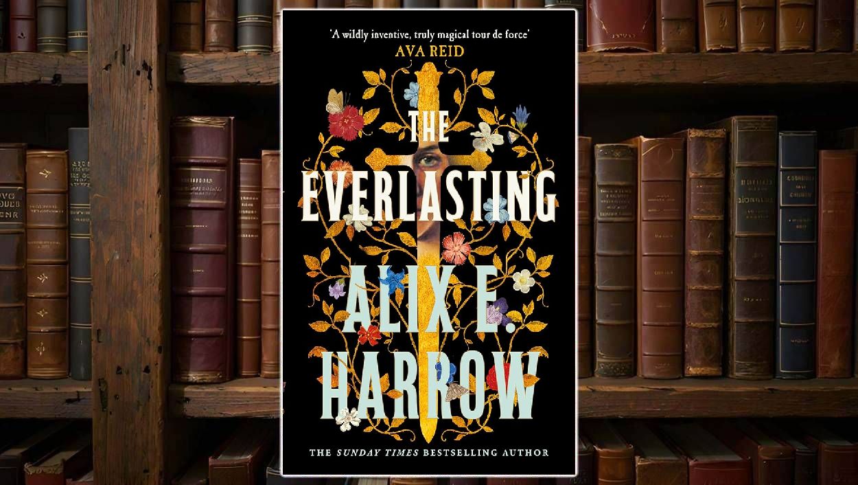 Buchcover von The Everlasting: vor schwarzem Hintergrund erhebt sich ein goldenes Kreuz, umrankt von filigranen Blumen in Rot, Blau und Weiß. In der Mitte ein menschliches Auge, halb verborgen hinter dem Kreuzbalken. Schriftzug „The Everlasting – Alix E. Harrow“. Symbolisches Design über Glaube, Erinnerung und Wiederkehr.