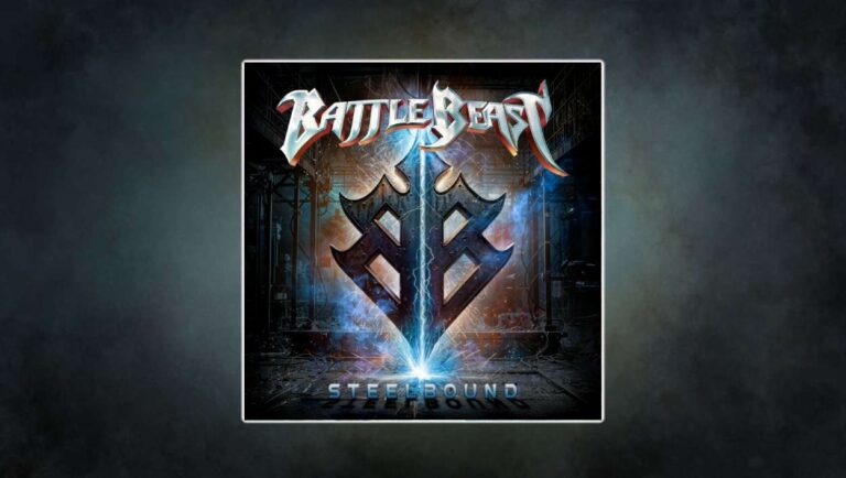 Albumcover Battle Beast – Steelbound: futuristisches Stahl-Emblem in Form doppelter B-B-Buchstaben, von blauem Blitz gespalten, umgeben von Funken und Fabrikhallen-Ästhetik