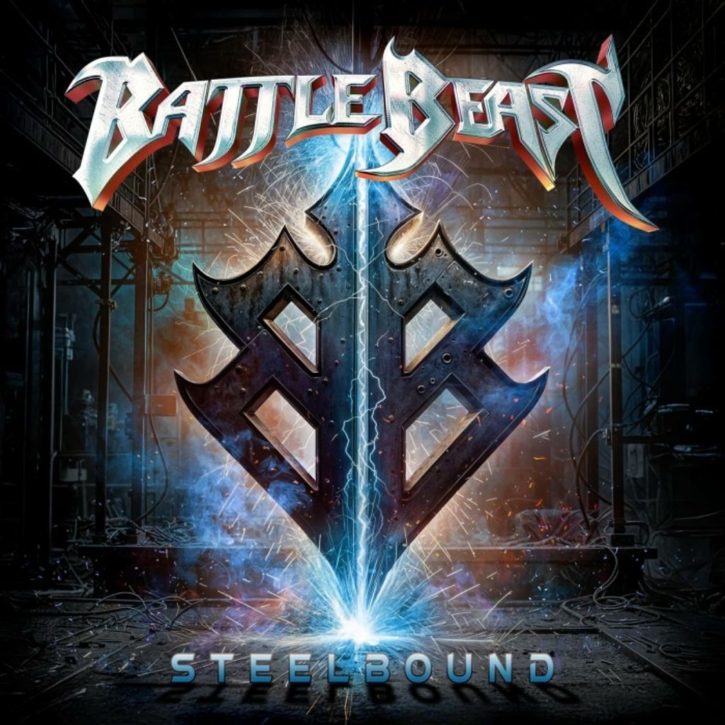 Albumcover Battle Beast – Steelbound: futuristisches Stahl-Emblem in Form doppelter B-B-Buchstaben, von blauem Blitz gespalten, umgeben von Funken und Fabrikhallen-Ästhetik