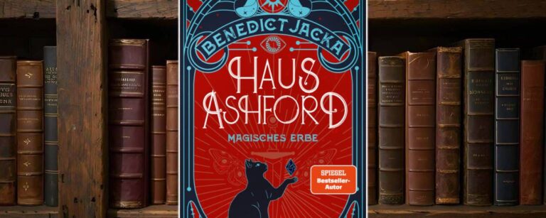 Buchcover von „Haus Ashford – Magisches Erbe“: roter Hintergrund mit ornamentalen blauen Linien, zentral eine schwarze Katze mit Kristall, darüber der Name Benedict Jacka im Jugendstilrahmen – elegant, geometrisch, leicht bedrohlich.