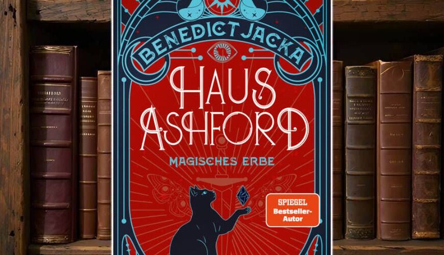 Buchcover von „Haus Ashford – Magisches Erbe“: roter Hintergrund mit ornamentalen blauen Linien, zentral eine schwarze Katze mit Kristall, darüber der Name Benedict Jacka im Jugendstilrahmen – elegant, geometrisch, leicht bedrohlich.