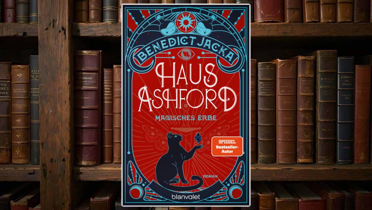 Buchcover von „Haus Ashford – Magisches Erbe“: roter Hintergrund mit ornamentalen blauen Linien, zentral eine schwarze Katze mit Kristall, darüber der Name Benedict Jacka im Jugendstilrahmen – elegant, geometrisch, leicht bedrohlich.