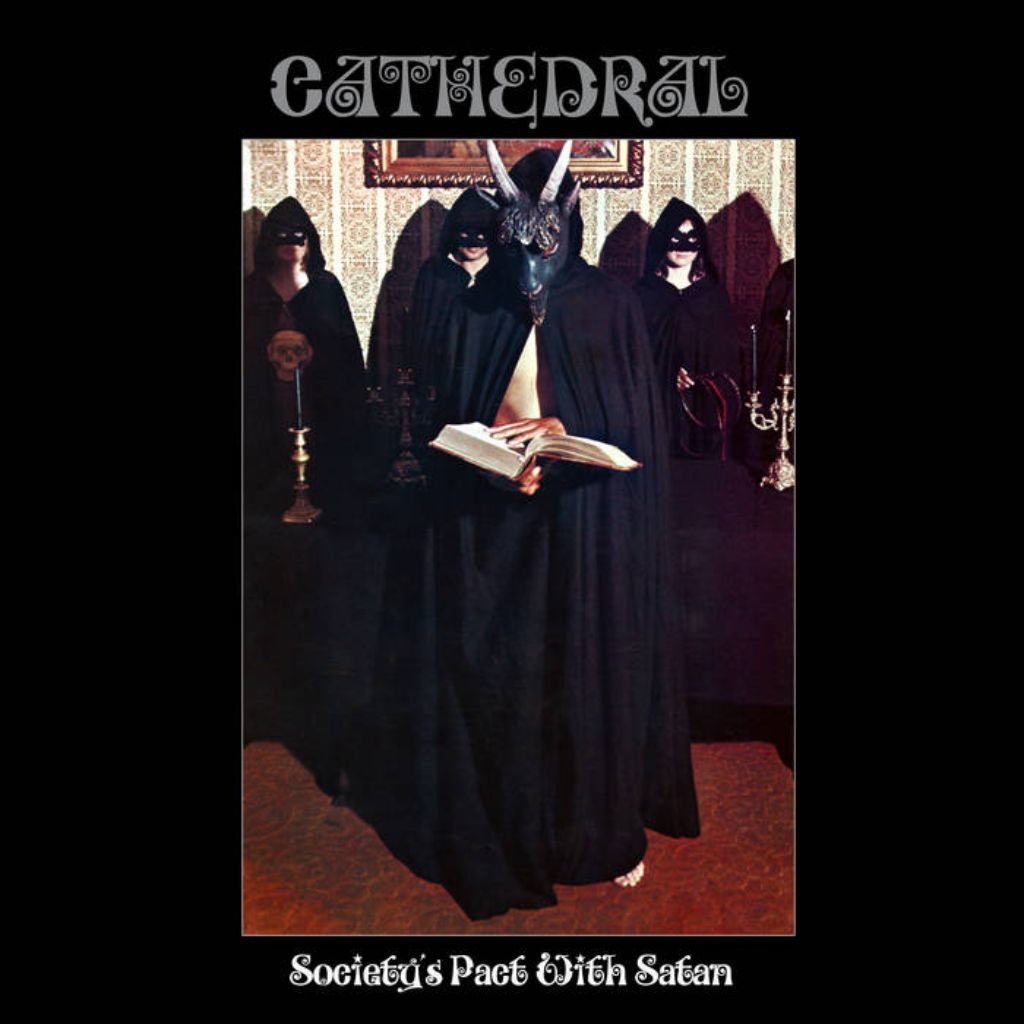 Cathedral erheben sich ein letztes Mal aus der Gruft: Society’s Pact With Satan ist ein halbstündiger Doom-Epos, aufgenommen 2012, vergessen, wiederentdeckt – und nun als finale Veröffentlichung der britischen Doom-Legende verfügbar.