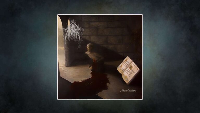 Albumcover Evoken – Mendacium: dunkle Kammer mit blutüberströmter Gestalt am Boden, dämonischem Schatten im Hintergrund und einem aufgeschlagenen Buch mit lateinischem Text im Lichtschein