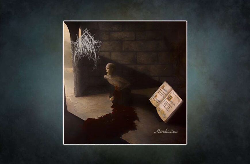 Albumcover Evoken – Mendacium: dunkle Kammer mit blutüberströmter Gestalt am Boden, dämonischem Schatten im Hintergrund und einem aufgeschlagenen Buch mit lateinischem Text im Lichtschein