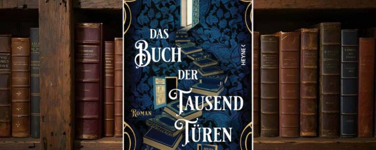 Buchcover Das Buch der tausend Türen von Gareth Brown: Dunkelblauer Hintergrund mit floralem Muster, aufgestapelte Bücher führen wie eine Treppe in verschiedene geöffnete Türen. Goldene Ornamente rahmen das Motiv, der Titel ist in verschnörkelter weißer Schrift gesetzt.