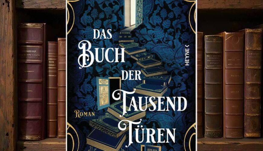 Buchcover Das Buch der tausend Türen von Gareth Brown: Dunkelblauer Hintergrund mit floralem Muster, aufgestapelte Bücher führen wie eine Treppe in verschiedene geöffnete Türen. Goldene Ornamente rahmen das Motiv, der Titel ist in verschnörkelter weißer Schrift gesetzt.