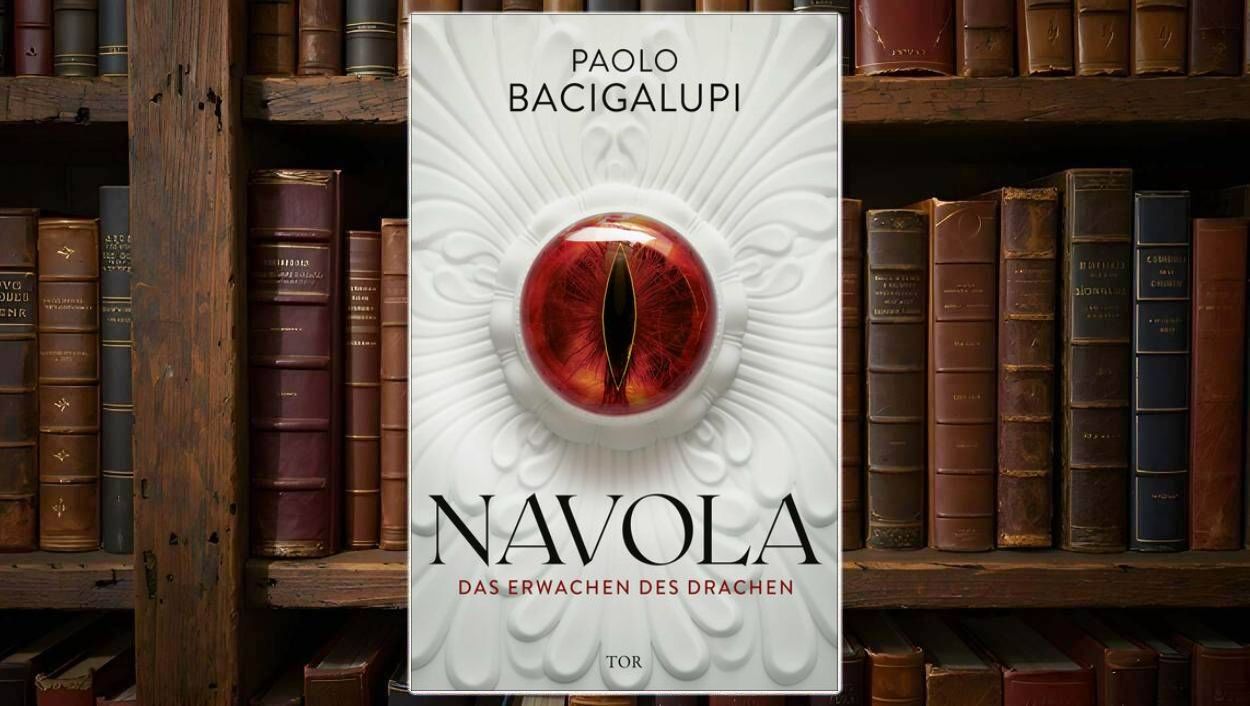 Buchcover von Navola – Das Erwachen des Drachen von Paolo Bacigalupi. Im Zentrum ein großes, rotes Drachenauge mit schwarzer, senkrechter Pupille, eingefasst in ein weiß ornamentiertes Relief. Titel in schwarzer Schrift darunter, Untertitel in Rot. Verlag TOR.