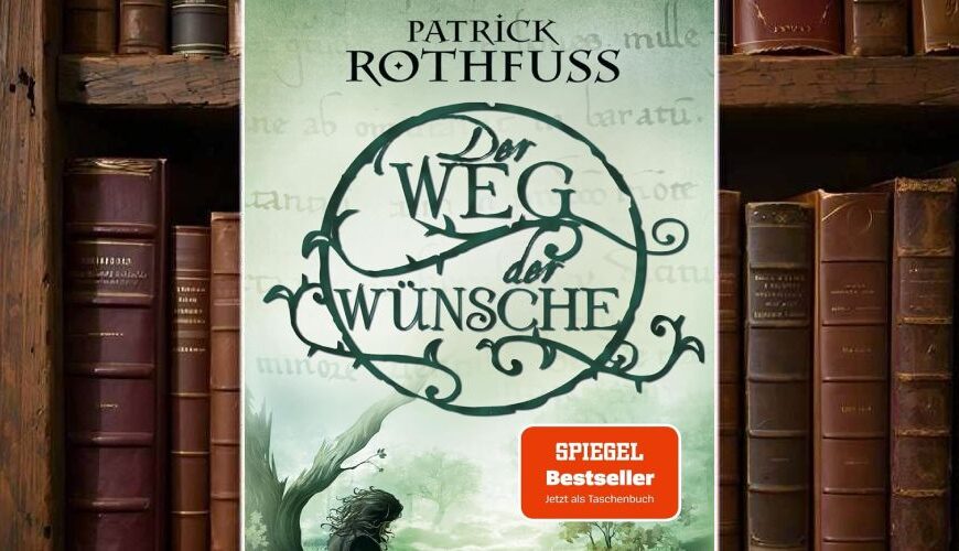Buchcover von „Der Weg der Wünsche“ von Patrick Rothfuss. Vor einem neblig-grünen Hintergrund sitzt eine schattenhafte Figur unter einem Baum, den Blick nach unten gerichtet. Darüber prangt der kunstvoll geschwungene Titelkreis in Schwarz. Unten rechts das Logo „Hobbit Presse Klett-Cotta“, dazu ein roter Sticker „SPIEGEL Bestseller – Jetzt als Taschenbuch“.