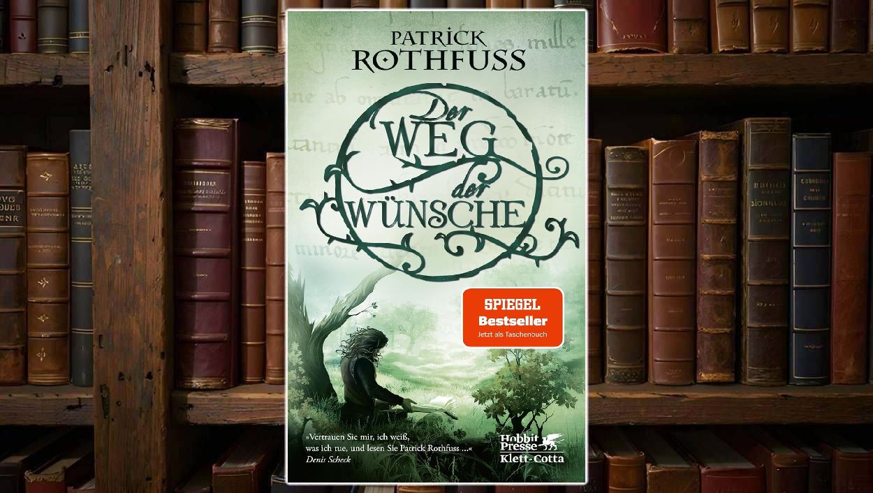Buchcover von „Der Weg der Wünsche“ von Patrick Rothfuss. Vor einem neblig-grünen Hintergrund sitzt eine schattenhafte Figur unter einem Baum, den Blick nach unten gerichtet. Darüber prangt der kunstvoll geschwungene Titelkreis in Schwarz. Unten rechts das Logo „Hobbit Presse Klett-Cotta“, dazu ein roter Sticker „SPIEGEL Bestseller – Jetzt als Taschenbuch“.