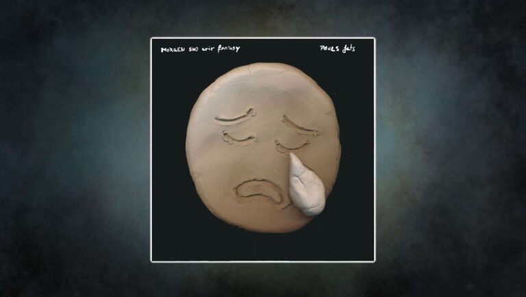 Albumcover Pauls Jets – Morgen sind wir Fantasy: aus Ton modelliertes trauriges Emoji-Gesicht mit geschlossenen Augen und großer Knet-Träne, auf schwarzem Hintergrund