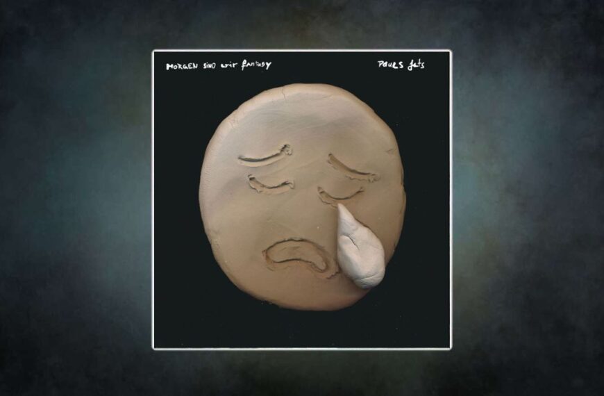 Albumcover Pauls Jets – Morgen sind wir Fantasy: aus Ton modelliertes trauriges Emoji-Gesicht mit geschlossenen Augen und großer Knet-Träne, auf schwarzem Hintergrund