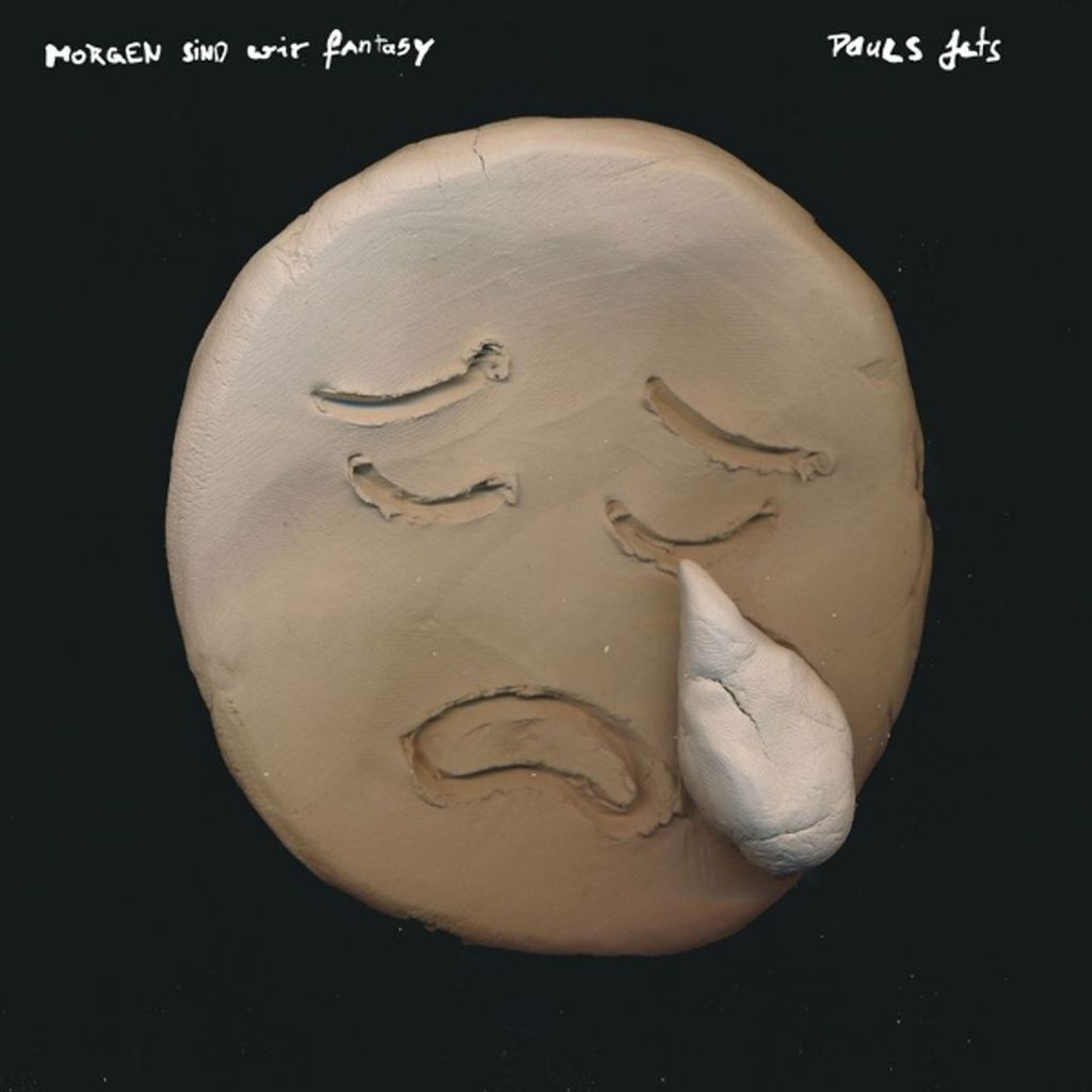 Albumcover Pauls Jets – Morgen sind wir Fantasy: aus Ton modelliertes trauriges Emoji-Gesicht mit geschlossenen Augen und großer Knet-Träne, auf schwarzem Hintergrund