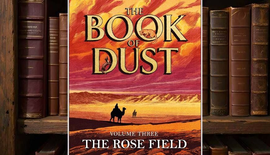 Buchcover von The Book of Dust – The Rose Field: ein Reiter und eine Gestalt durchqueren eine goldene Wüstenebene im Sonnenuntergang. Der Himmel brennt in Orange-, Purpur- und Rosatönen, darüber der Schriftzug „Philip Pullman – The Book of Dust“. Klassisches, illustratives Design mit epischem Flair.