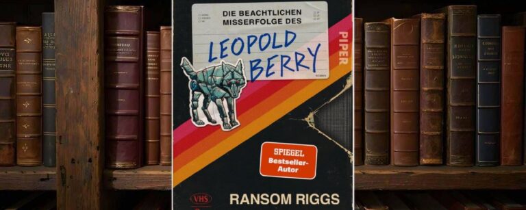 Cover von Sunderworld – Die beachtlichen Misserfolge des Leopold Berry von Ransom Riggs: gestaltet wie eine abgenutzte VHS-Hülle mit Retro-Streifen in Orange und Rot, handschriftlichem Namensschriftzug und Aufkleber eines mechanischen Hundes.