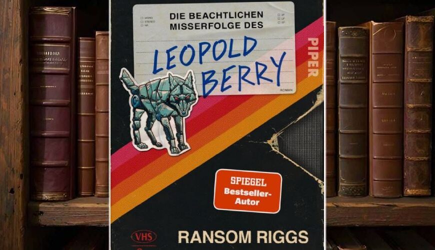 Cover von Sunderworld – Die beachtlichen Misserfolge des Leopold Berry von Ransom Riggs: gestaltet wie eine abgenutzte VHS-Hülle mit Retro-Streifen in Orange und Rot, handschriftlichem Namensschriftzug und Aufkleber eines mechanischen Hundes.