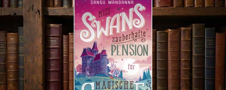 Buchcover von „Miss Swans zauberhafte Pension für magische Gäste“: eine violett-rosa Abendstimmung über einem alten Herrenhaus mit Türmchen, hell erleuchtete Fenster im Vordergrund, geschwungene Retro-Typografie und ein Fuchs am Waldrand – verspielt und märchenhaft.