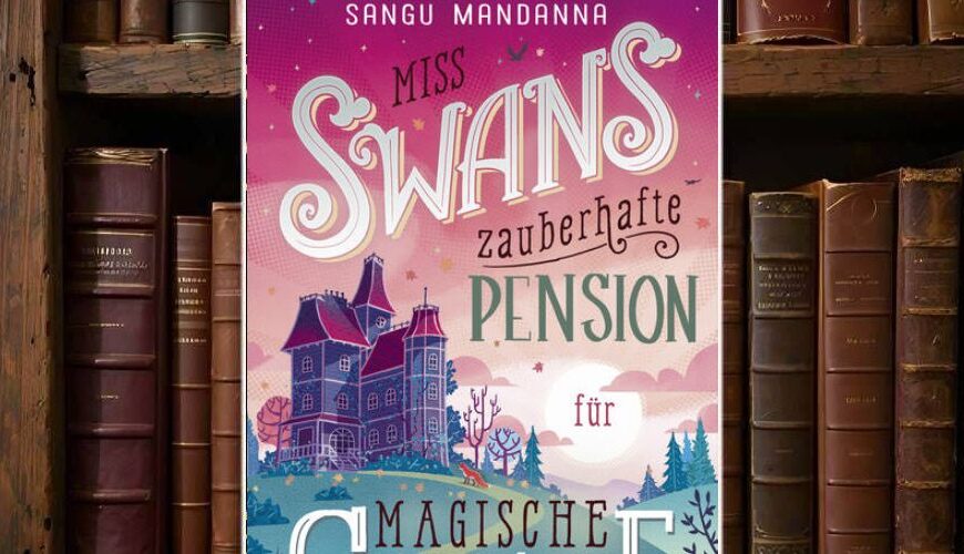 Buchcover von „Miss Swans zauberhafte Pension für magische Gäste“: eine violett-rosa Abendstimmung über einem alten Herrenhaus mit Türmchen, hell erleuchtete Fenster im Vordergrund, geschwungene Retro-Typografie und ein Fuchs am Waldrand – verspielt und märchenhaft.