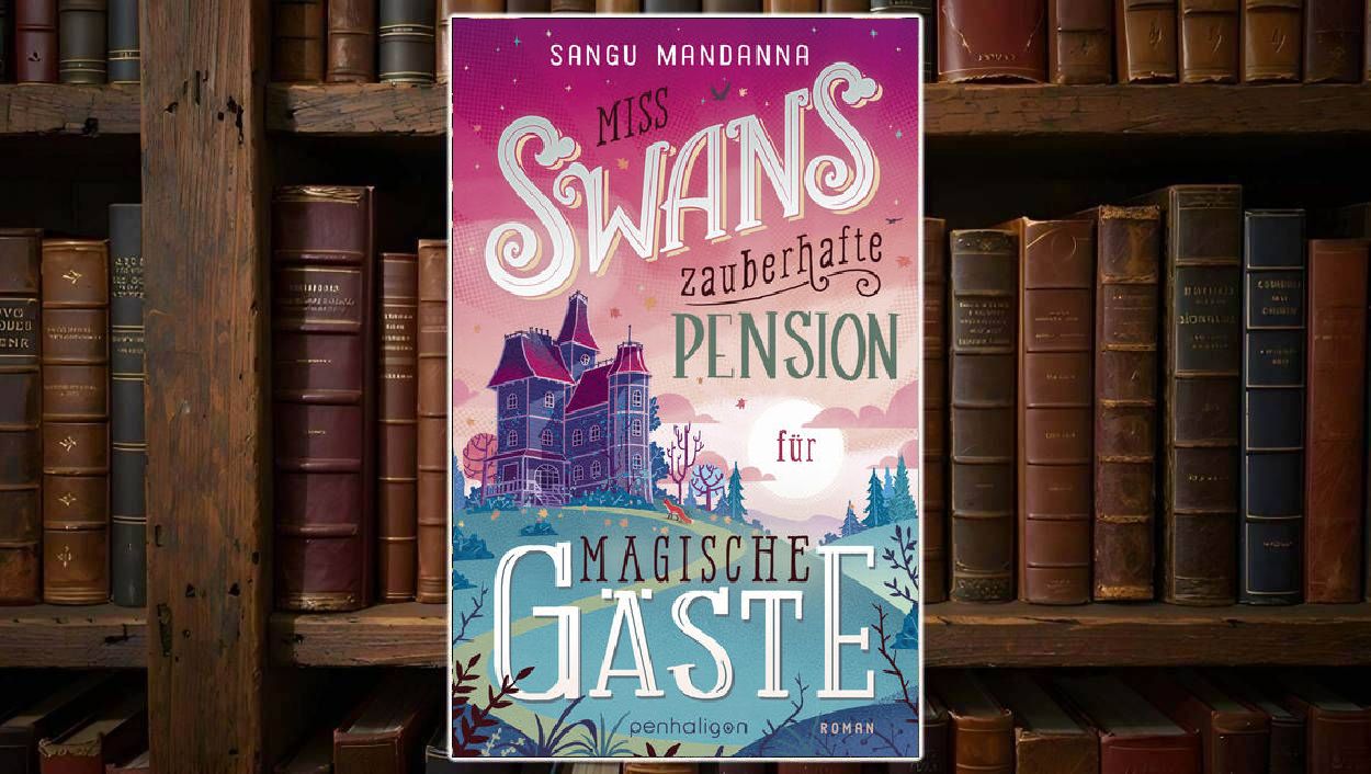 Buchcover von „Miss Swans zauberhafte Pension für magische Gäste“: eine violett-rosa Abendstimmung über einem alten Herrenhaus mit Türmchen, hell erleuchtete Fenster im Vordergrund, geschwungene Retro-Typografie und ein Fuchs am Waldrand – verspielt und märchenhaft.