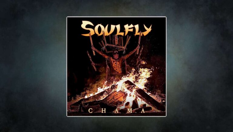 Max Cavalera im Ritualfeuer: Das Chama-Cover zeigt eine tribalische Gestalt vor lodernden Flammen – Sinnbild für Soulflys ungebrochene Energie und das zerstörerische Element des neuen Albums.
