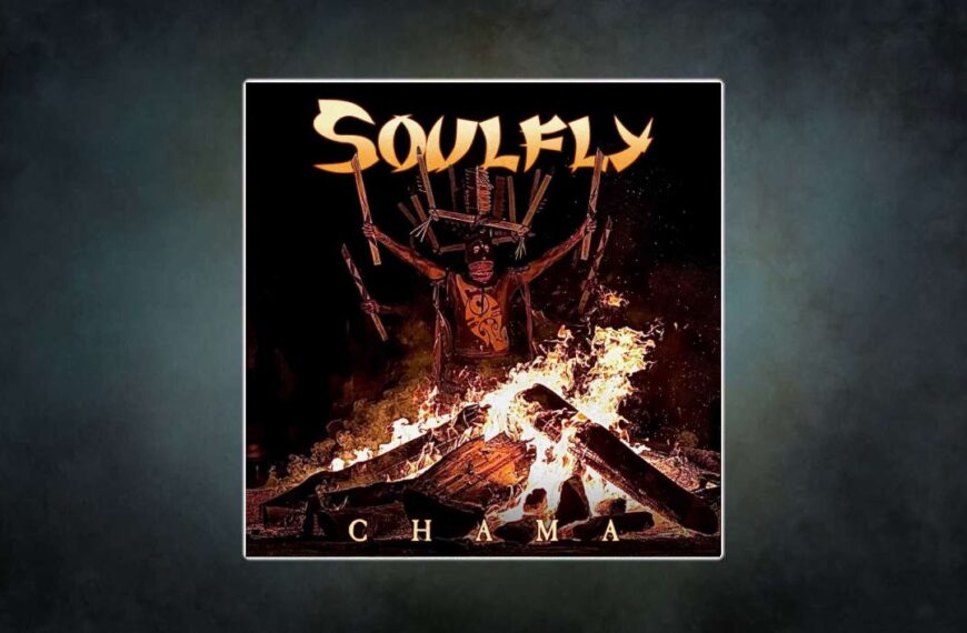 Max Cavalera im Ritualfeuer: Das Chama-Cover zeigt eine tribalische Gestalt vor lodernden Flammen – Sinnbild für Soulflys ungebrochene Energie und das zerstörerische Element des neuen Albums.