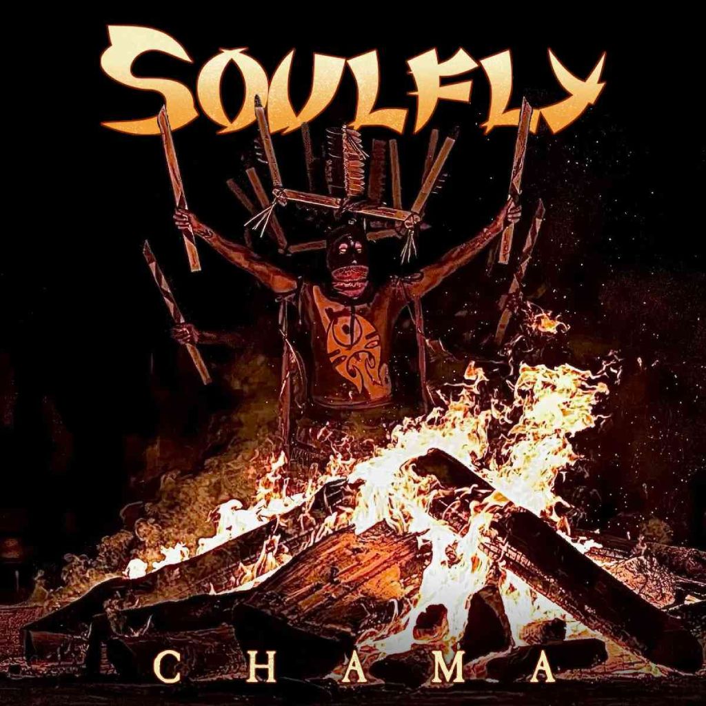 Max Cavalera im Ritualfeuer: Das Chama-Cover zeigt eine tribalische Gestalt vor lodernden Flammen – Sinnbild für Soulflys ungebrochene Energie und das zerstörerische Element des neuen Albums.