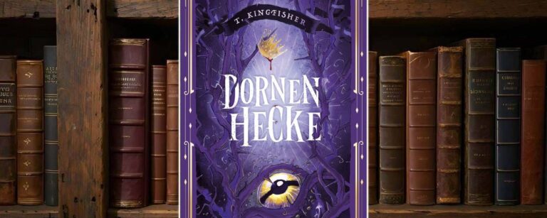Cover von T. Kingfishers Dornenhecke: In kräftigem Violett ragen dunkle, verschlungene Dornenäste in die Höhe. Eine blutbefleckte, goldene Krone schwebt über dem Titel, während unten ein unheimliches, gelbes Auge zwischen den Dornen hervorlugt. Der Titel ist in weißer Märchen-Schrift gesetzt, eingerahmt von ornamentalen Linien.