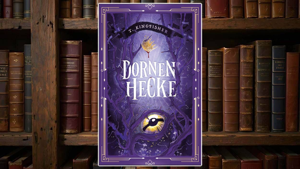 Cover von T. Kingfishers Dornenhecke: In kräftigem Violett ragen dunkle, verschlungene Dornenäste in die Höhe. Eine blutbefleckte, goldene Krone schwebt über dem Titel, während unten ein unheimliches, gelbes Auge zwischen den Dornen hervorlugt. Der Titel ist in weißer Märchen-Schrift gesetzt, eingerahmt von ornamentalen Linien.