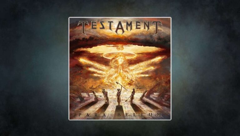 Albumcover von Testament – Para Bellum (2025): Ein monumentales, apokalyptisches Gemälde zeigt eine leuchtende Engelgestalt aus Feuer und Wolken, die betend in den Himmel ragt. Davor erheben sich vier dunkle, humanoide Gestalten mit Waffen in den Händen, umgeben von brennender, zerstörter Landschaft. Der Bandname Testament prangt oben, der Albumtitel Para Bellum unten.