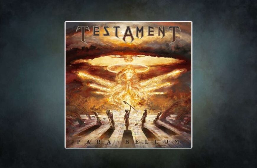 Albumcover von Testament – Para Bellum (2025): Ein monumentales, apokalyptisches Gemälde zeigt eine leuchtende Engelgestalt aus Feuer und Wolken, die betend in den Himmel ragt. Davor erheben sich vier dunkle, humanoide Gestalten mit Waffen in den Händen, umgeben von brennender, zerstörter Landschaft. Der Bandname Testament prangt oben, der Albumtitel Para Bellum unten.