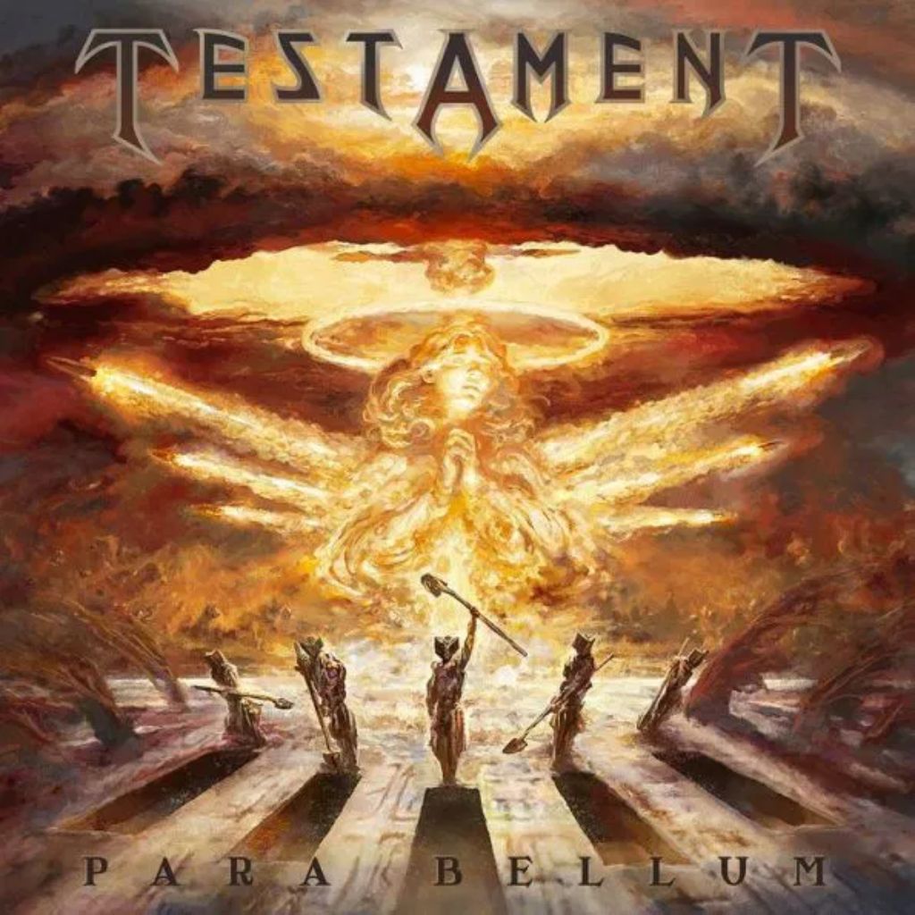 Albumcover von Testament – Para Bellum (2025): Ein monumentales, apokalyptisches Gemälde zeigt eine leuchtende Engelgestalt aus Feuer und Wolken, die betend in den Himmel ragt. Davor erheben sich vier dunkle, humanoide Gestalten mit Waffen in den Händen, umgeben von brennender, zerstörter Landschaft. Der Bandname Testament prangt oben, der Albumtitel Para Bellum unten.