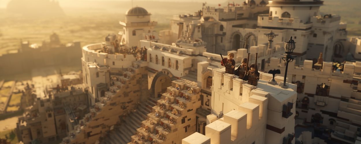 Lego-Version von Minas Tirith in goldenem Sonnenlicht mit Figuren von Gandalf, Aragorn und Soldaten Gondors auf den Mauern