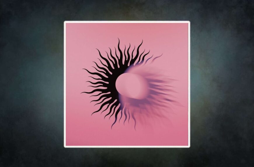 Albumcover AFI – Silver Bleeds The Black Sun…: schwarze, flammenartige Sonne auf rosafarbenem Hintergrund, deren rechte Seite in Bewegung verschwimmt – minimalistisches, symbolisches Design zwischen Licht und Schatten.