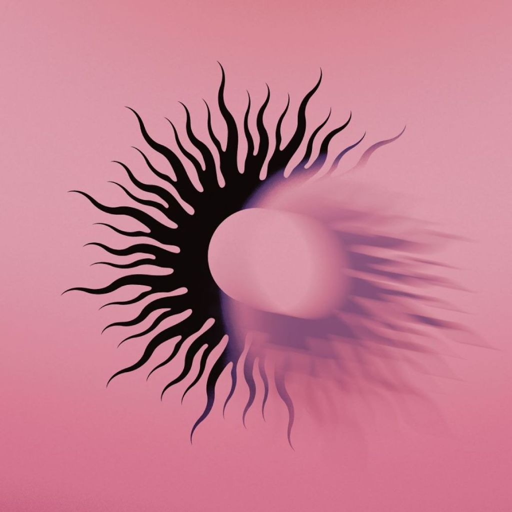 Albumcover AFI – Silver Bleeds The Black Sun…: schwarze, flammenartige Sonne auf rosafarbenem Hintergrund, deren rechte Seite in Bewegung verschwimmt – minimalistisches, symbolisches Design zwischen Licht und Schatten.