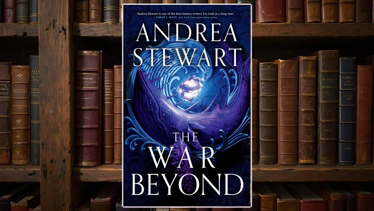 Buchcover von „Bonds of Hercules – Liebe das Monster in mir“ von Jasmine Mas mit schwarzem Hintergrund, goldenen Rosen und goldener Silhouette einer kämpfenden Frau vor Bücherregal.