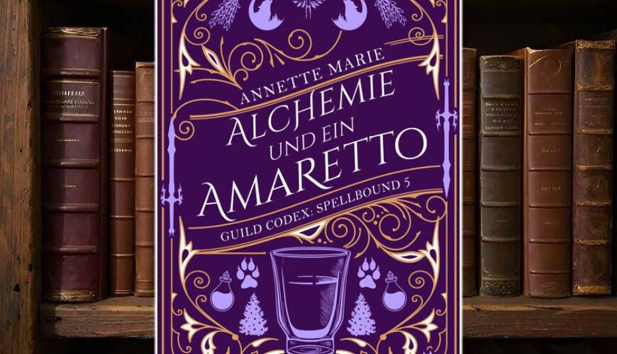 Buchcover von Alchemie und ein Amaretto: violett-goldenes Design mit floralen Ornamenten, Glas im Zentrum, umgeben von magischen Symbolen, Pfotenabdrücken und Fackeln. Über dem Titel eine stilisierte Eule, unten der Schriftzug „Guild Codex: Spellbound 5“. Edles, verspieltes Urban-Fantasy-Cover mit Bar-Ästhetik.