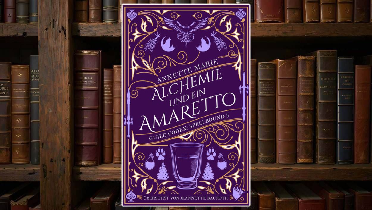 Buchcover von Alchemie und ein Amaretto: violett-goldenes Design mit floralen Ornamenten, Glas im Zentrum, umgeben von magischen Symbolen, Pfotenabdrücken und Fackeln. Über dem Titel eine stilisierte Eule, unten der Schriftzug „Guild Codex: Spellbound 5“. Edles, verspieltes Urban-Fantasy-Cover mit Bar-Ästhetik.
