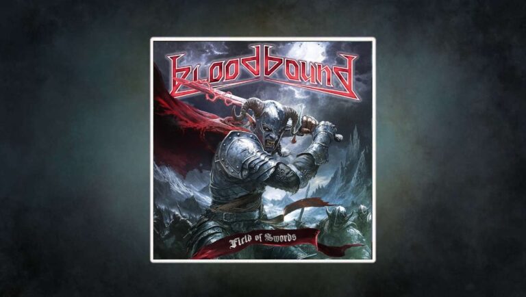 Bloodbound Field Of Swords Albumcover mit gepanzertem Dämonenkrieger im Sturm, roter Umhang, flammendes Schwert, Schlachtfeld und Bloodbound Logo