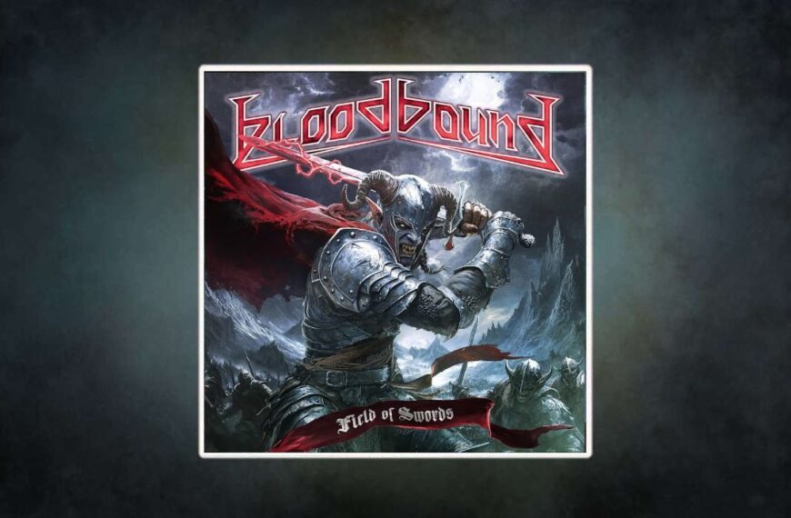 Bloodbound Field Of Swords Albumcover mit gepanzertem Dämonenkrieger im Sturm, roter Umhang, flammendes Schwert, Schlachtfeld und Bloodbound Logo