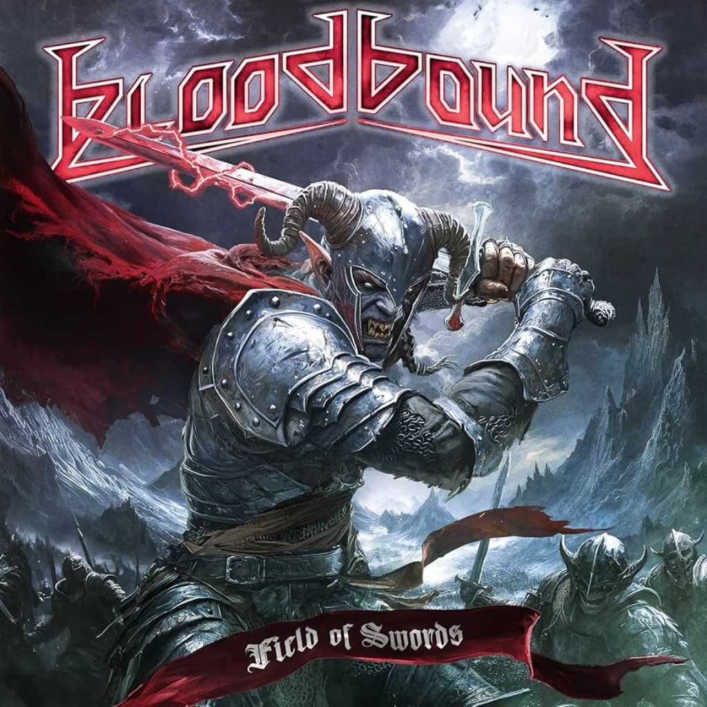 Bloodbound Field Of Swords Albumcover mit gepanzertem Dämonenkrieger im Sturm, roter Umhang, flammendes Schwert, Schlachtfeld und Bloodbound Logo