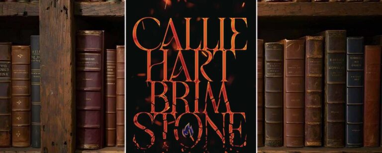 Buchcover von „Brimstone“ von Callie Hart vor einem alten Bücherregal: schwarzer Hintergrund mit großer flammend oranger Schrift „Callie Hart Brimstone“, kleine blaue Flamme im Buchstaben O und Unterzeile „Königin der Finsternis Krieger der Wölfe“.
