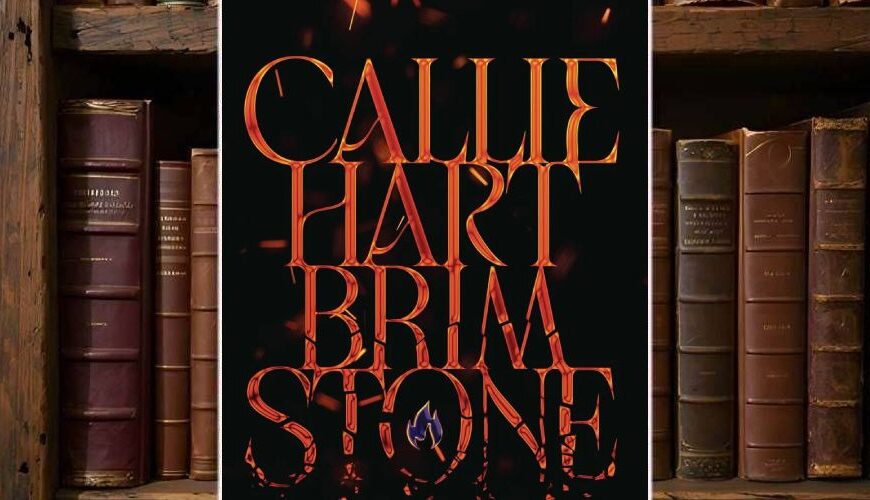 Buchcover von „Brimstone“ von Callie Hart vor einem alten Bücherregal: schwarzer Hintergrund mit großer flammend oranger Schrift „Callie Hart Brimstone“, kleine blaue Flamme im Buchstaben O und Unterzeile „Königin der Finsternis Krieger der Wölfe“.