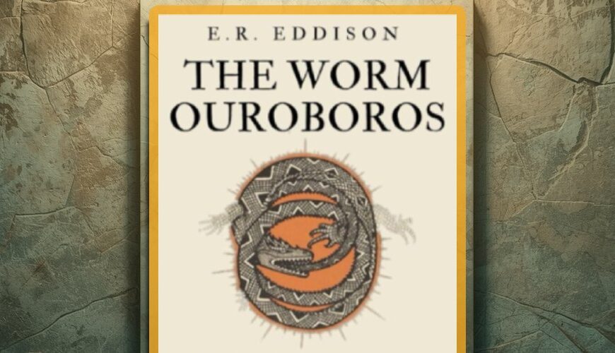 Cover von E. R. Eddisons The Worm Ouroboros auf einer grünlich goldenen Steinwand mit ornamentalem Rahmen, als monumentale Fantasy-Klassikerplatte inszeniert.