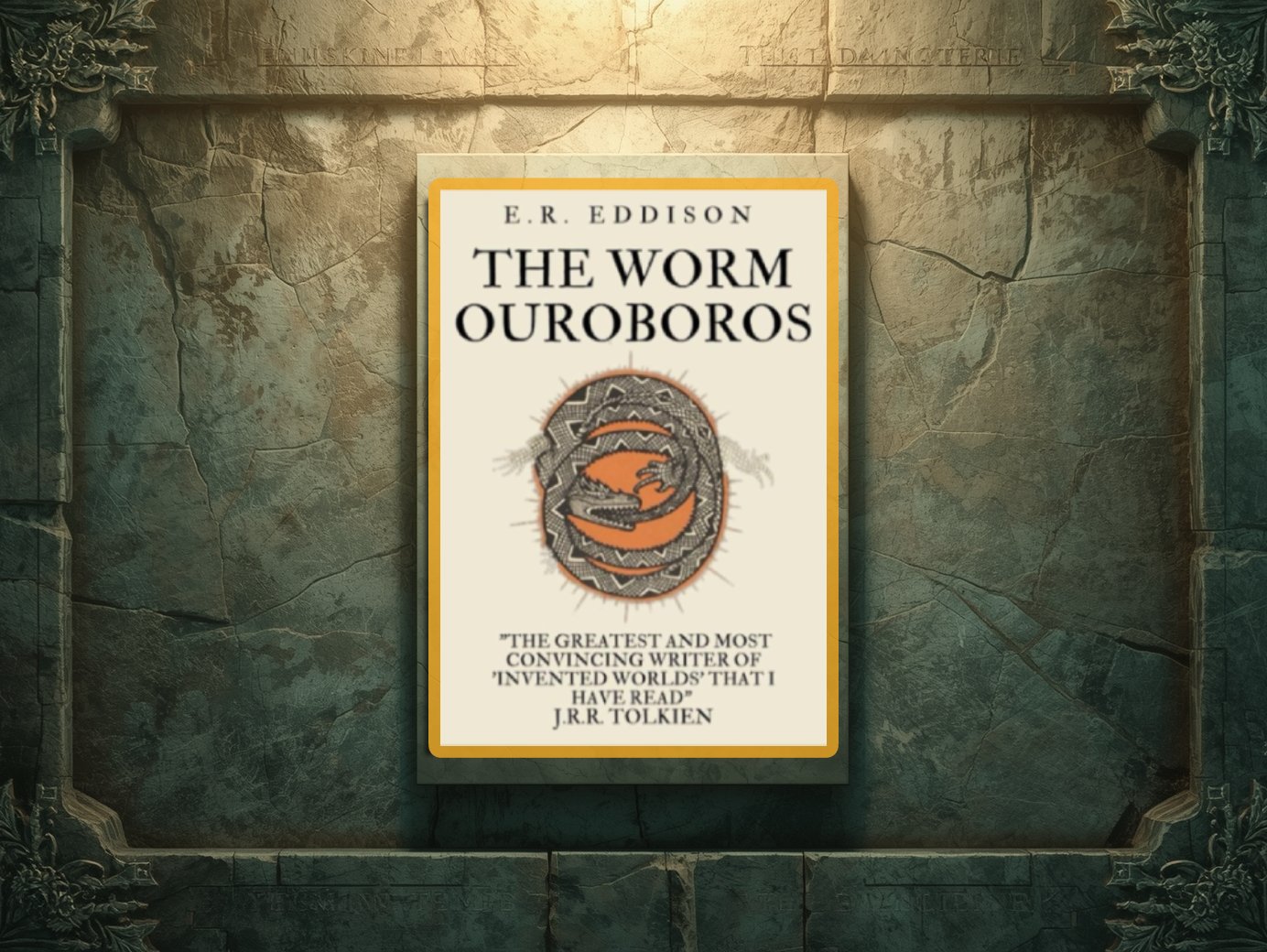 Cover von E. R. Eddisons The Worm Ouroboros auf einer grünlich goldenen Steinwand mit ornamentalem Rahmen, als monumentale Fantasy-Klassikerplatte inszeniert.