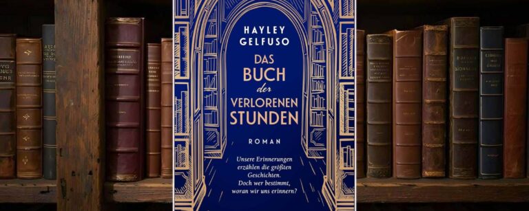 Buchcover von „Das Buch der verlorenen Stunden“ von Hayley Gelfuso mit tiefblauem Hintergrund, goldener Linienzeichnung eines Bücherbogens und dem Untertitel „Unsere Erinnerungen erzählen die größten Geschichten. Doch wer bestimmt, woran wir uns erinnern?