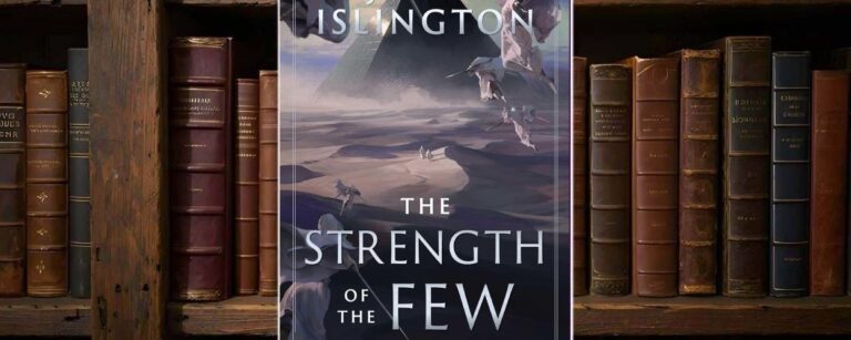 Buchcover von The Strength of the Few: eine endlose Wüstenlandschaft mit pyramidenförmigem Monolith im Hintergrund, über dem zerschlissene Banner und schwebende Gestalten treiben. Im Vordergrund kleine Figuren auf dem Weg durch Sand und Licht. Titel in silbernen Lettern, darüber der Name „James Islington“. Episches, ägyptisch anmutendes Cover mit kosmischem Flair.